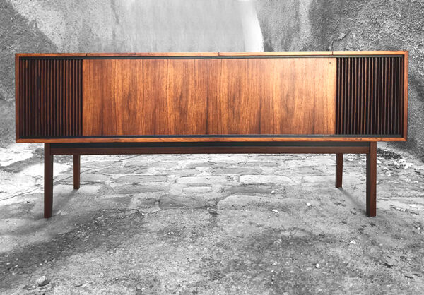 Mueble tocadiscos Bang & Olufsen original resturado.