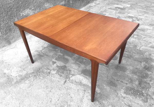 Antigua mesa de comedor de la famosa línea Fonseca diseñada por John Herbert para Younger en los años 60. Combinación de sólida teca y afrormosia. Extensible, con alas centrales ocultas. Medidas:0,90×1,45-1,91×0,73(h) m