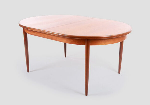 Mesa de comedor ovalada extensible de la marca G Plan. Con líneas de inspiración nórdica, sencillas y elegantes y realizada en teca. Extensible, con alas ocultas. Diseño de V.B.Wilkins, formaba parte del comedor Fresco, lanzado en 1.967, junto con las sillas y el aparador G Plan Fresco. Conserva el sticker de G PLAN. Medidas:1,12×1,64 ext a 2,07×0,74(h)m