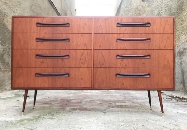 Elegante cajonera diseñada por VB Wilkins para G Plan en 1967. Tiene una veta de teca preciosa en perfecto estado. Los 8 cajones le dan una capacidad de almacenaje estupenda. Parte del conjunto Fresco de habitación, junto al tocador y otras cajoneras con diferentes medidas. Las patas estilizadas la hacen más ligera y el famoso tirador con forma de sonrisa le da el caracter orgánico. Medidas: 1,42×0,45×0,81m (h)